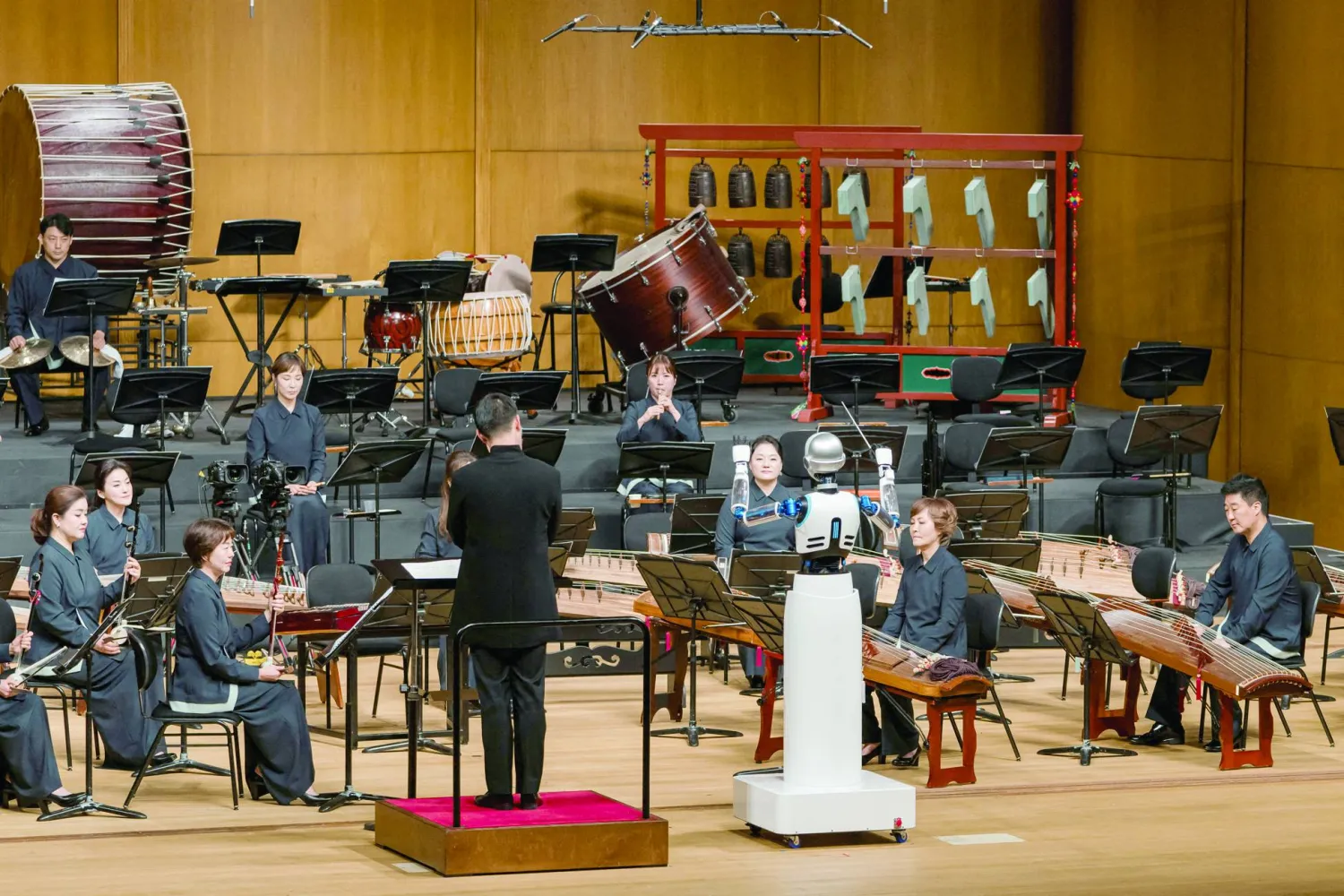 الروبوت «EveR 6» يحيي المشاهدين قبل قيادة الفرقة الموسيقية (رويترز)