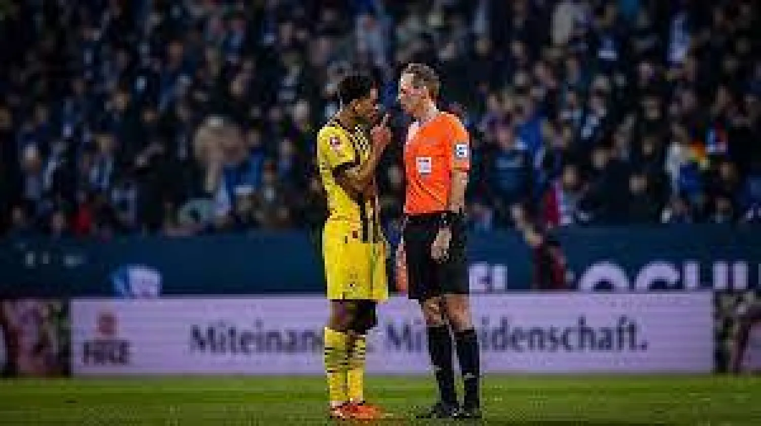 الحكم ساشا شتيغمان واجه تهديدات بالقتل الموسم الماضي (غيتي)