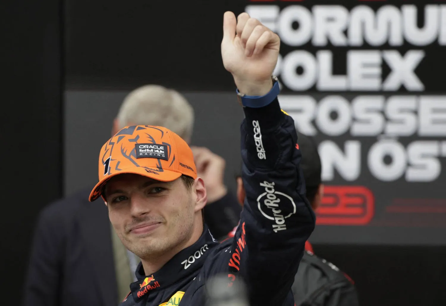 فيرستابن يلوح لجماهيره بعد فوزه بسباق السرعة «رويترز»