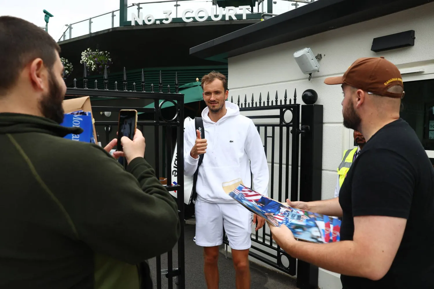 ميدفيديف خلال لقاء مع وسائل الإعلام قبل انطلاقة «ويمبلدون» غداً (رويترز)