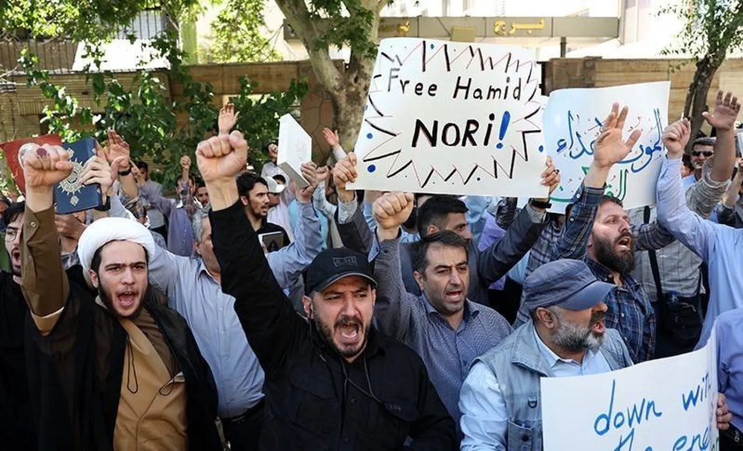 إيرانيون يرفعون لافتات أمام مقر السفارة السويدية في طهران الجمعة (تسنيم)