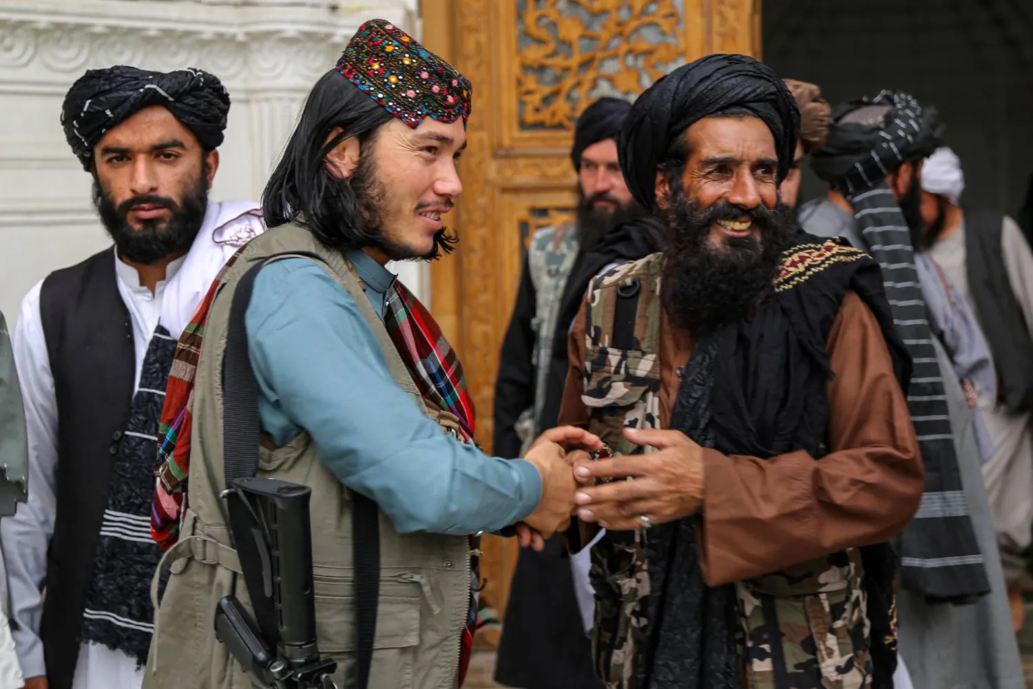 عناصر طالبان يتبادلون التهنئة بعد صلاة عيد الأضحى في كابل (إ.ب.أ)