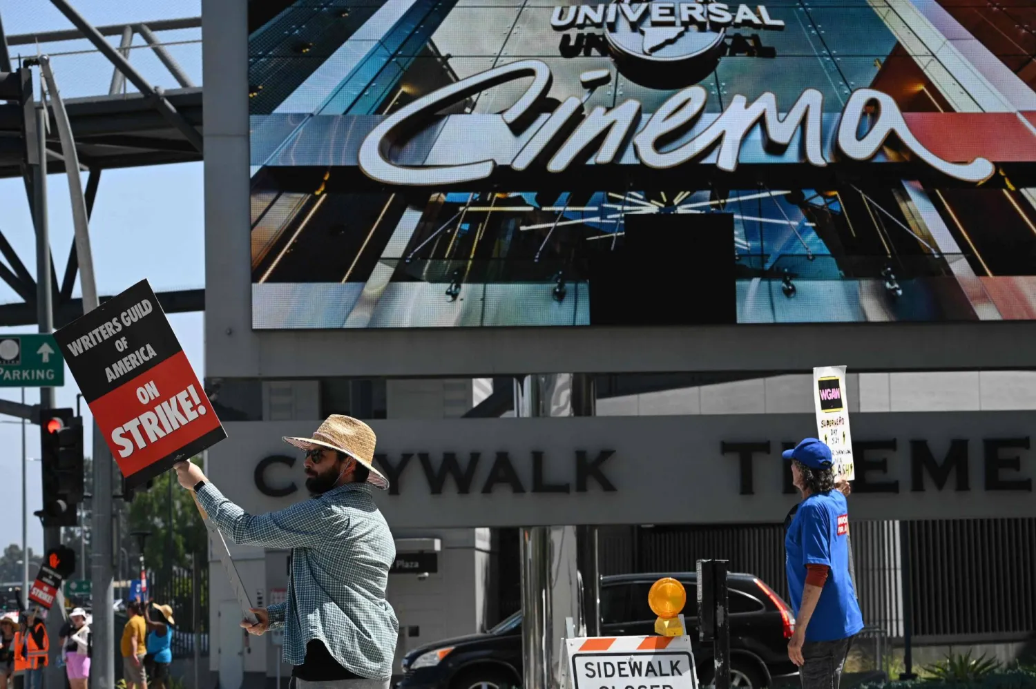 إضراب كتّاب هوليوود خارج يونيفرسال ستوديوز (أ.ف.ب)