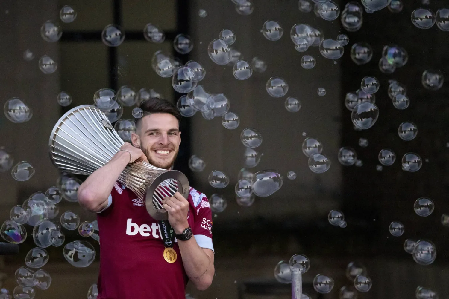 رحيل رايس المتوقع عن وستهام سيضع الفريق في مأزق للحصول على بديل كفء (إ.ب.أ)