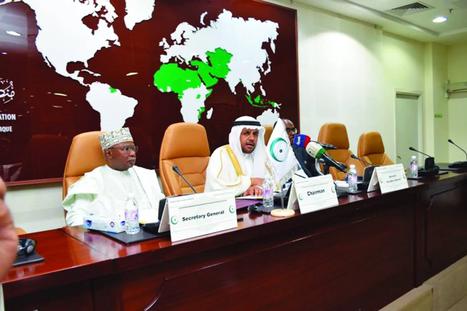 
الأمين حسين طه خلال الاجتماع الاستثنائي للجنة التنفيذية لمنظمة التعاون الإسلامي في جدة أمس (تويتر)