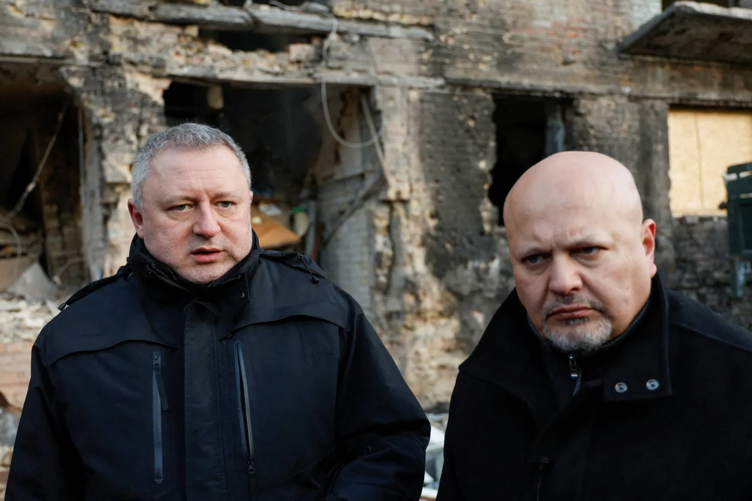 (من اليمين) المدعي العام للمحكمة الجنائية الدولية كريم خان والمدعي العام الأوكراني أندريي كوستين (رويترز)