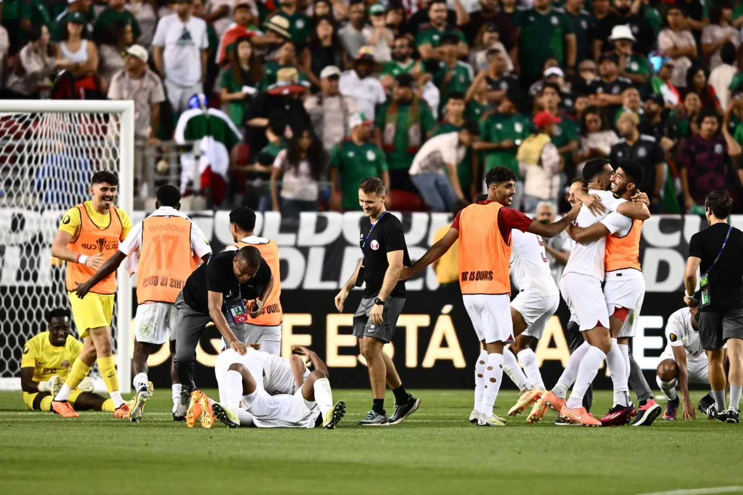 فرحة قطرية بالتأهل للدور التالي في الكأس الذهبية (أ.ف.ب)