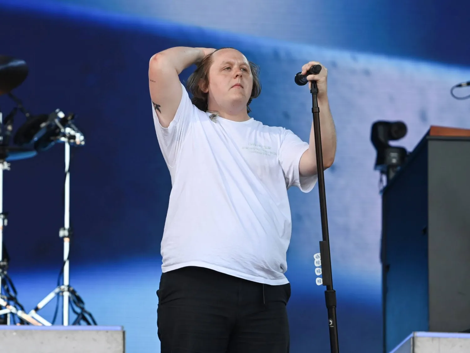 المغني الأسكوتلندي لويس كابالدي خلال حفله الأخير في غلاستونبري (أ.ب)