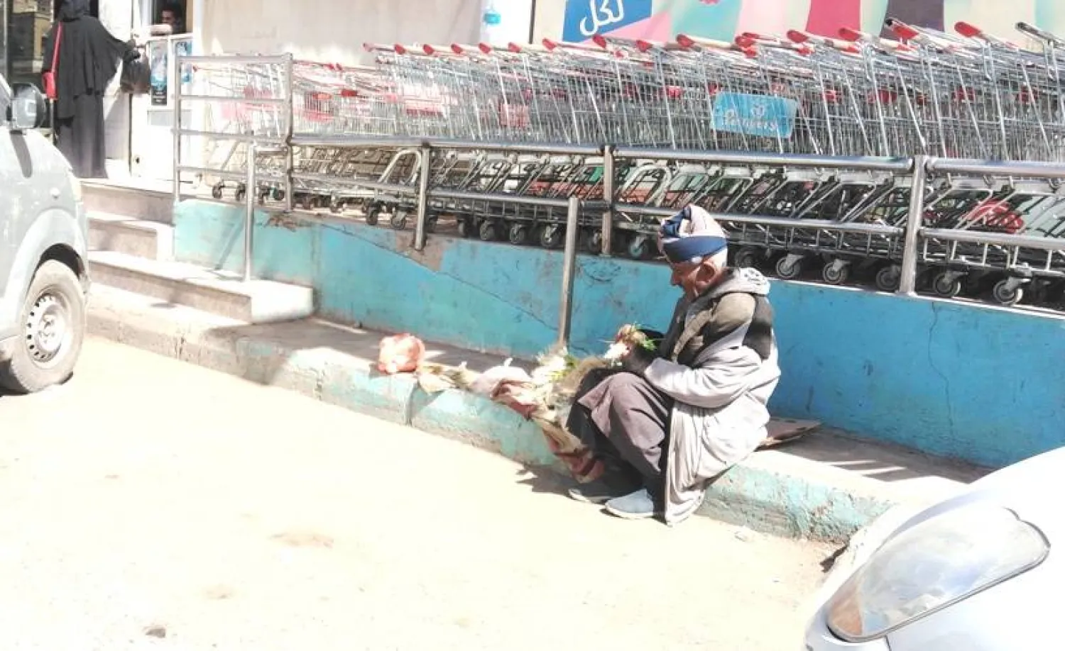 مسن يمني يبيع الثوم على رصيف أحد الشوارع في صنعاء (الشرق الأوسط)