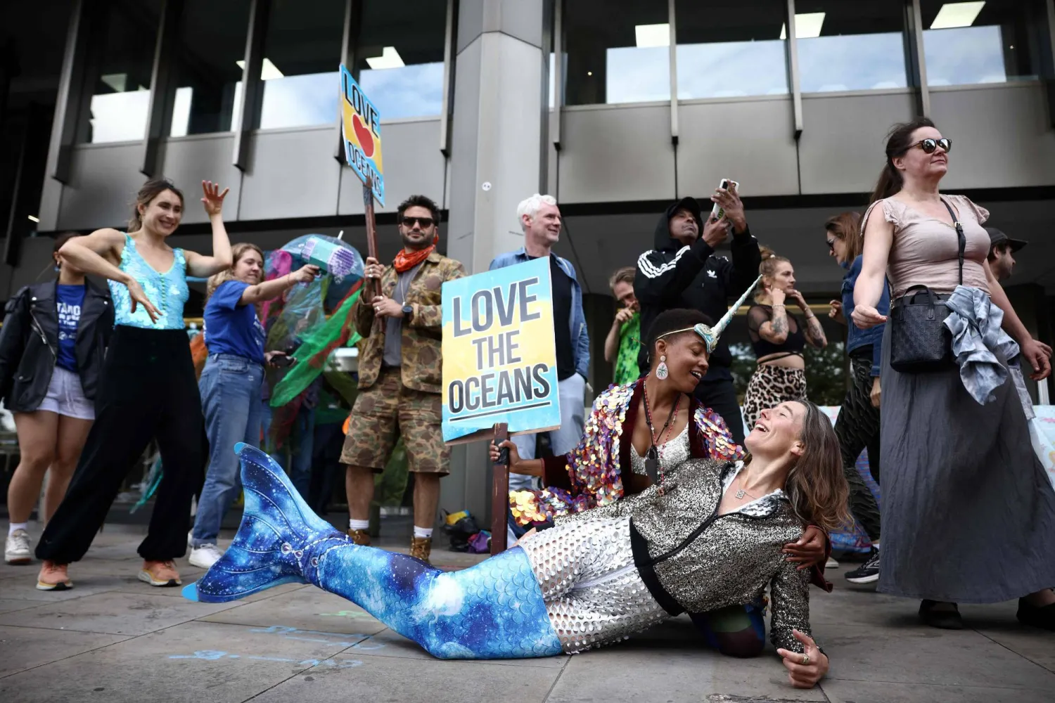 نشطاء يشاركون في مظاهرة خارج المنظمة البحرية الدولية في بداية المؤتمر الثمانين للجنة الحماية البحرية في لندن في 3 يوليو 2023 (أ.ف.ب)