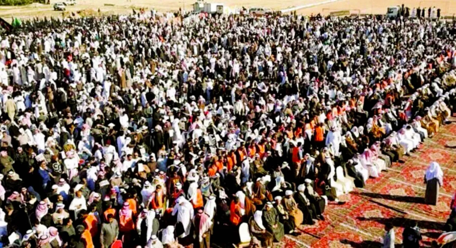 أهالي الأحساء عند تشييع «شهداء» حادث مسجد الرضا شرق السعودية (الشرق الأوسط)