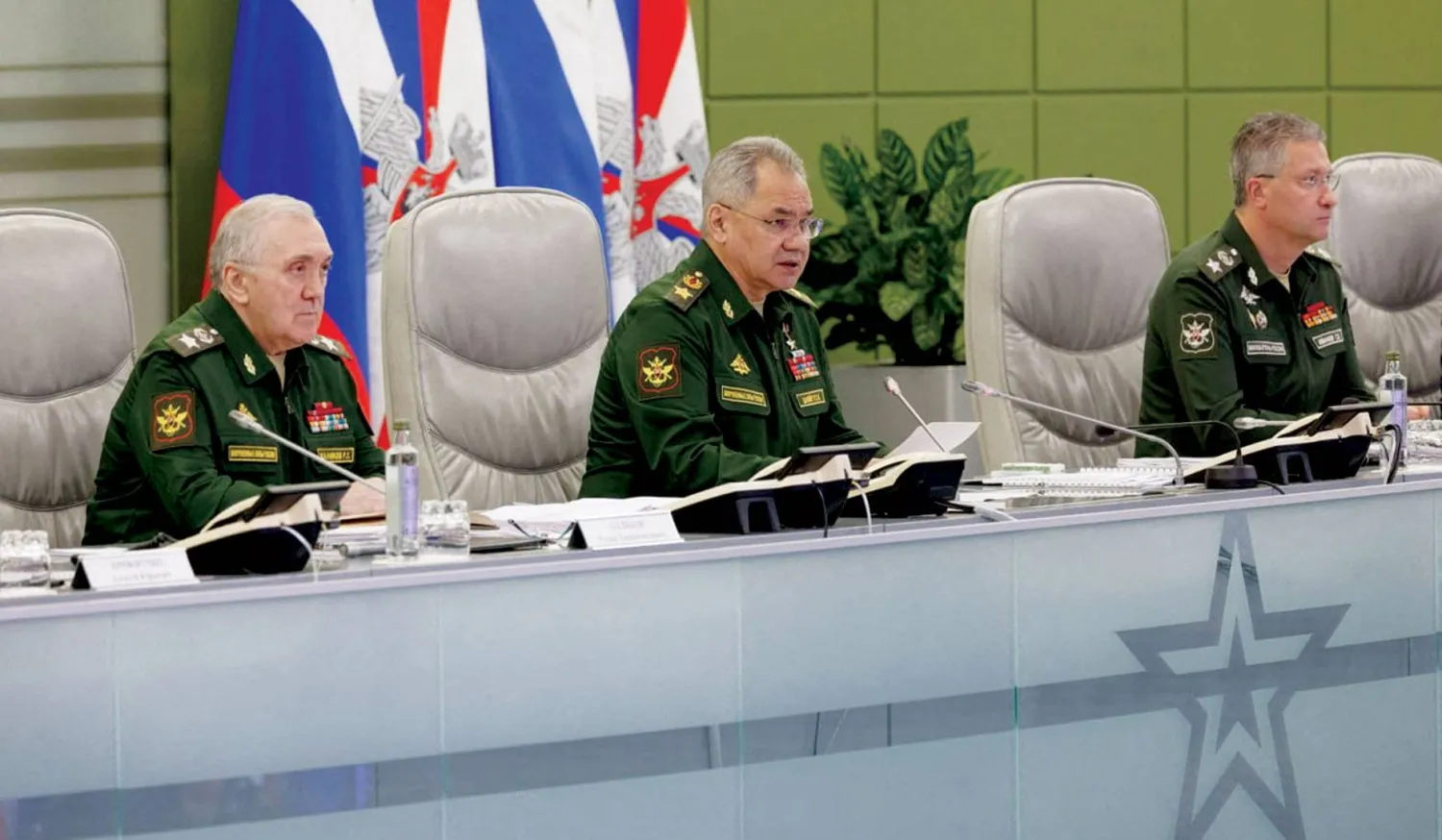 وزير الدفاع الروسي سيرغي شويغو خلال اجتماع بالقادة العسكريين في موسكو أمس (رويترز)
