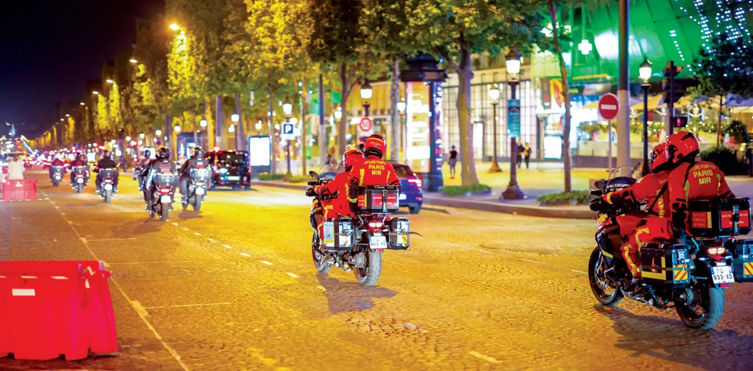 مشهد من شارع الشانزليزيه في باريس ليل الأحد - الاثنين (إ.ب.أ)