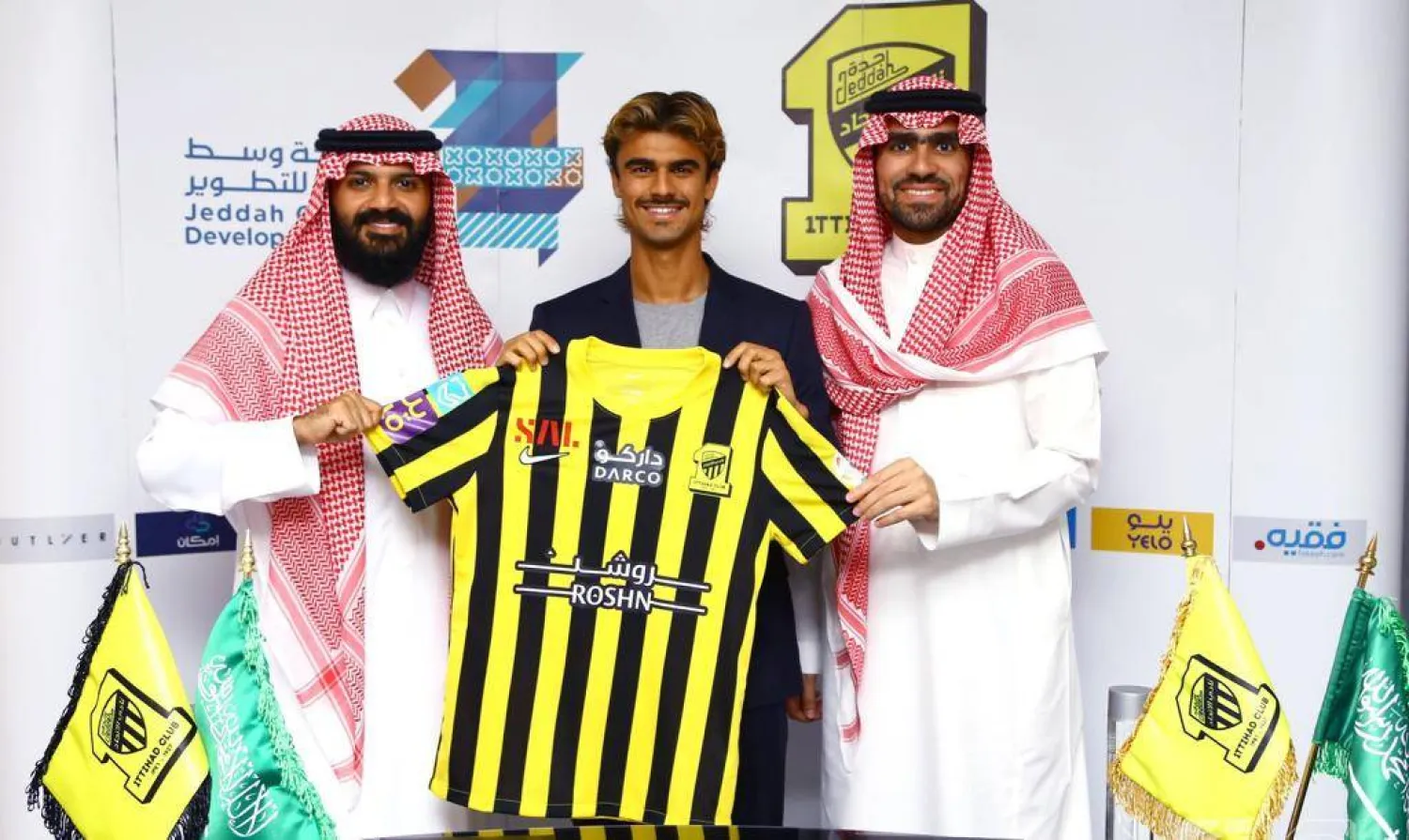 البرتغالي جواو فيلبي جوتا يحمل قميص الاتحاد بعد التوقيع (المركز الإعلامي للنادي)