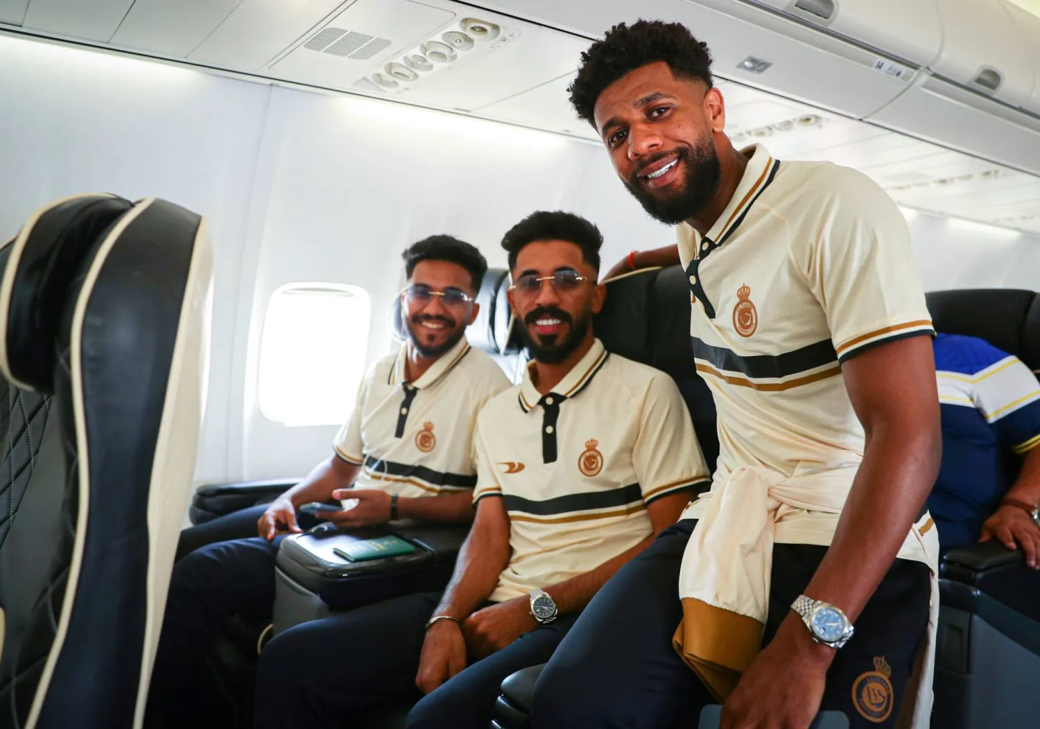 لاعبو النصر على متن الطائرة التي أقلتهم إلى البرتغال "نادي النصر"