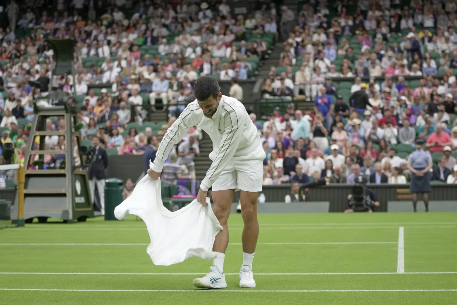 الصربي نوفاك قام بنفسه بتجفيف منطقته قبل بدء المواجهة (أ.ب)