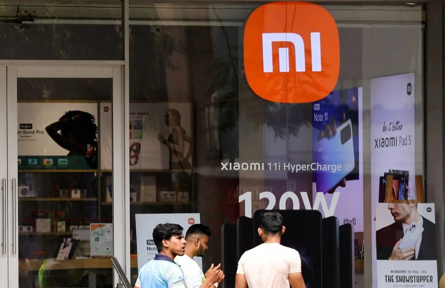 People walk past Xiaomi, a Chinese manufacturer of consumer electronics, store in Mumbai, India, May 11, 2022. (Reuters)