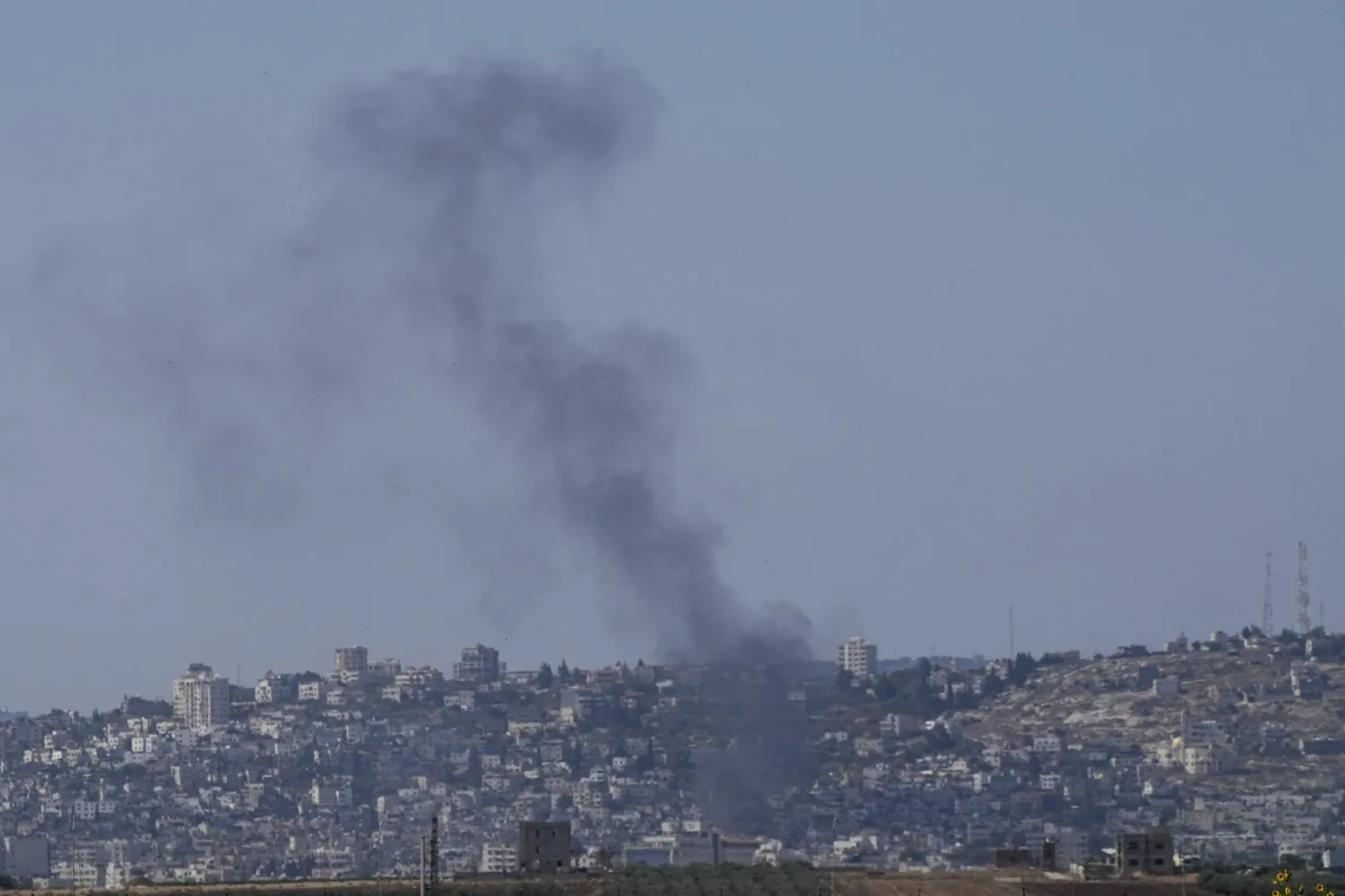 تصاعد الدخان فوق مدينة جنين جراء الغارات الإسرائيلية صباح اليوم (أ.ب)