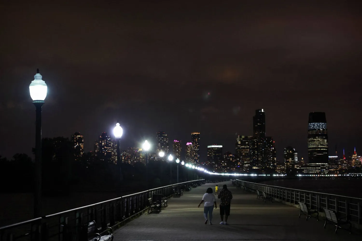 أشخاص يسيرون داخل حديقة في نيوغيرسي (رويترز)