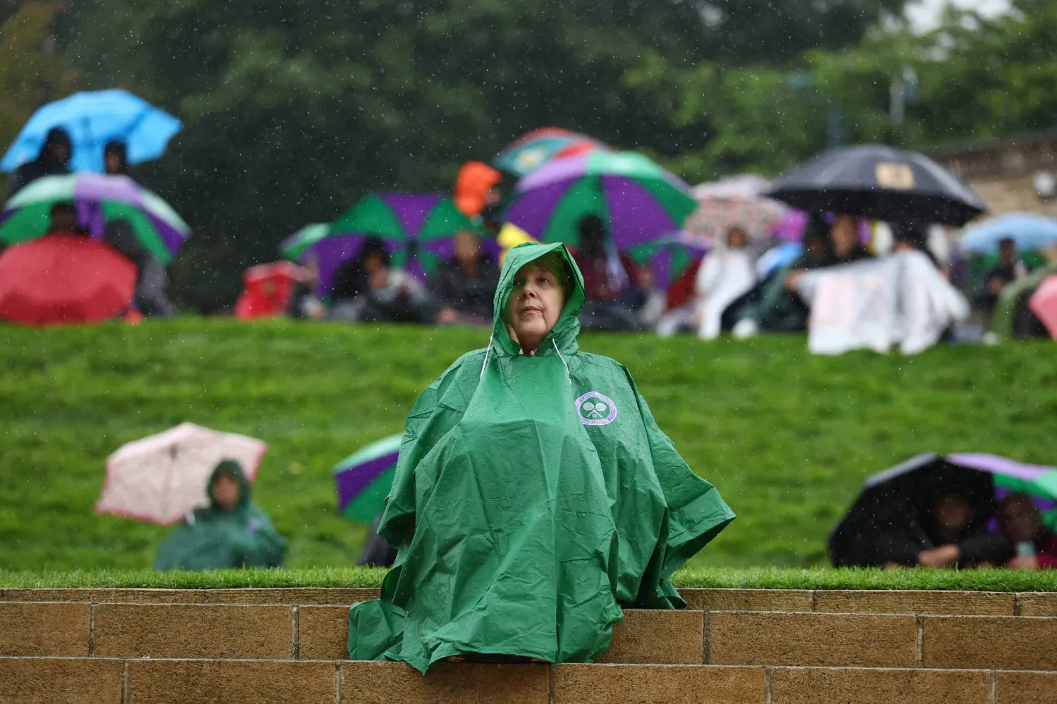 الملعب الرئيسي استغرق وقتاً أطول مما كان متوقعاً حتى يجف (رويترز)