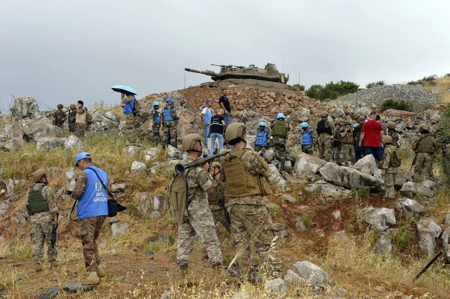 Geçen Haziran ayında bölge halkının İsrail’e karşı düzenlediği gösteri sırasında Lübnan ile İsrail arasındaki sınır bölgesinde konuşlanan Lübnan askerleri ve Birleşmiş Milletler Lübnan Geçici Görev Gücü (UNIFIL) kuvvetleri unsurları (EPA)