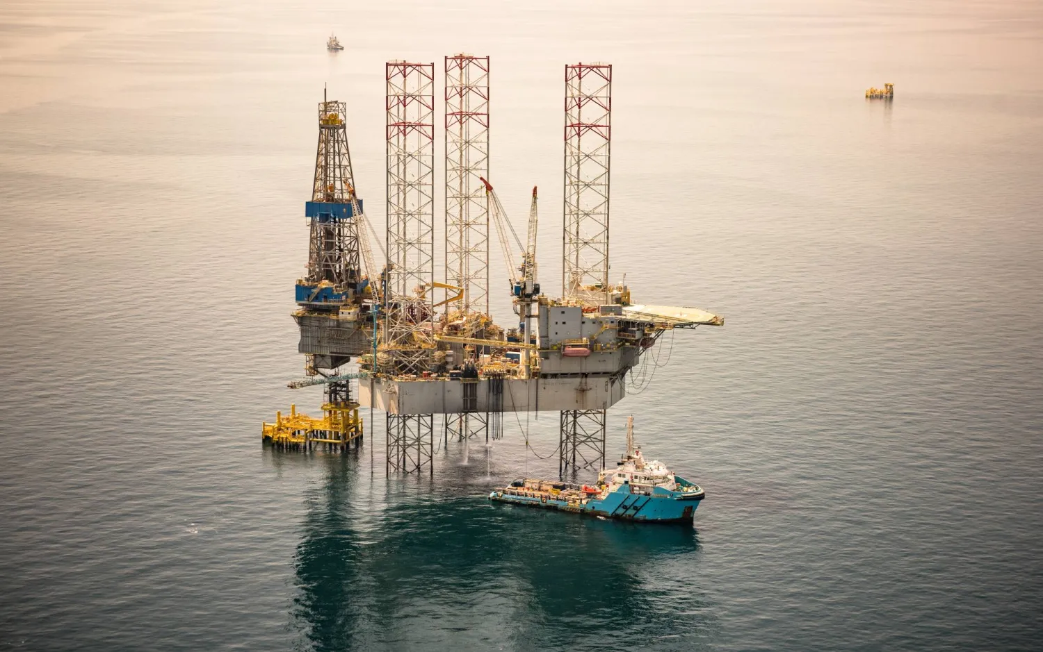 جهاز حفر في حقل الحصباة النفطي على مسافة 150 كيلومتراً شمال مدينة الجبيل الصناعية على ساحل الخليج العربي (موقع شركة أرامكو)