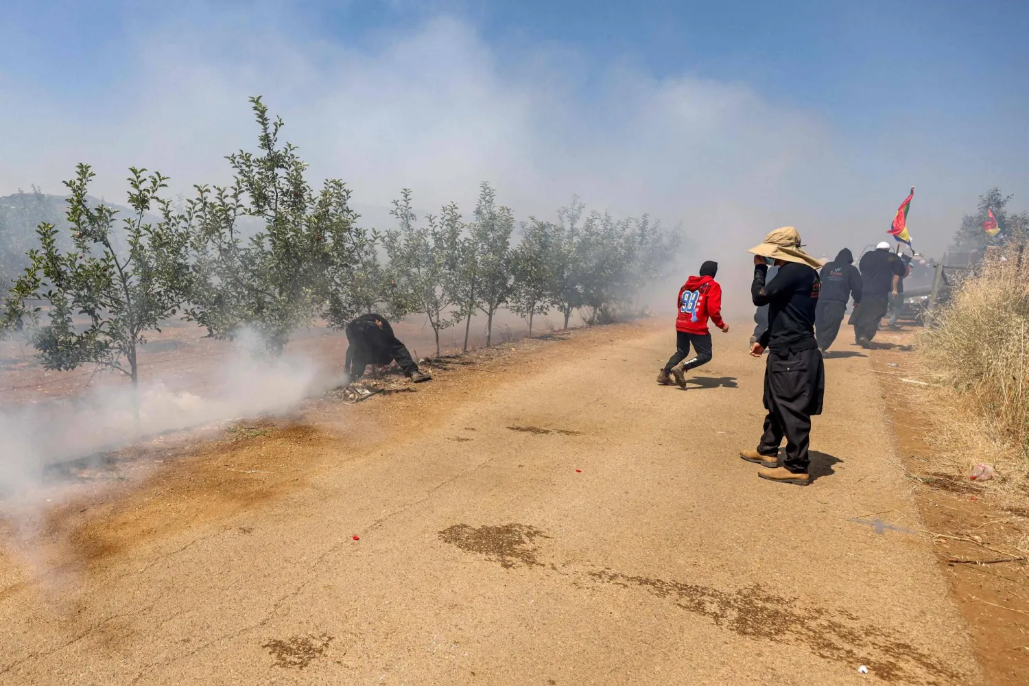 أبخرة الغاز المسيل للدموع بمواجهة احتجاج الدروز على توربينات الرياح في الجولان (أ.ف.ب)