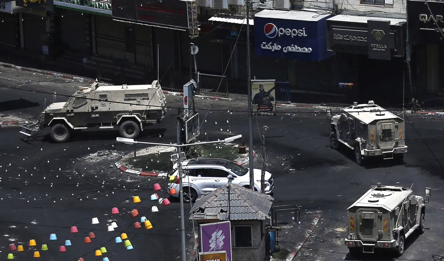 آليات للجيش الإسرائيلي خلال اليوم الثاني من العملية العسكرية في مخيم جنين بالضفة الغربية في 4 يوليو 2023 (إ.ب.أ)