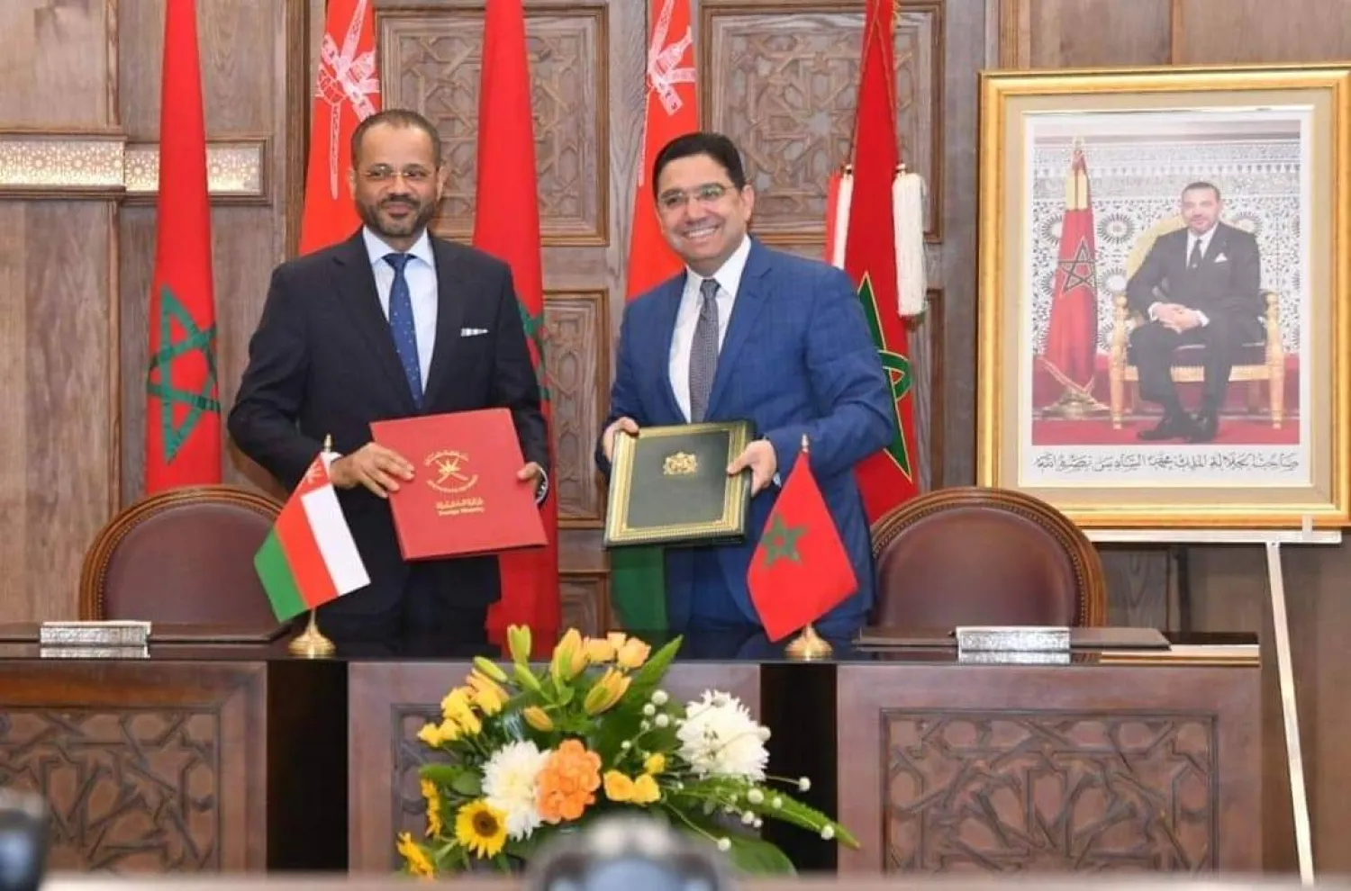 وزير الخارجية المغربي ناصر بوريطة، (يمين)، ونظيره العُماني بدر بن حمد بن حمود البوسعيدي (الشرق الأوسط)