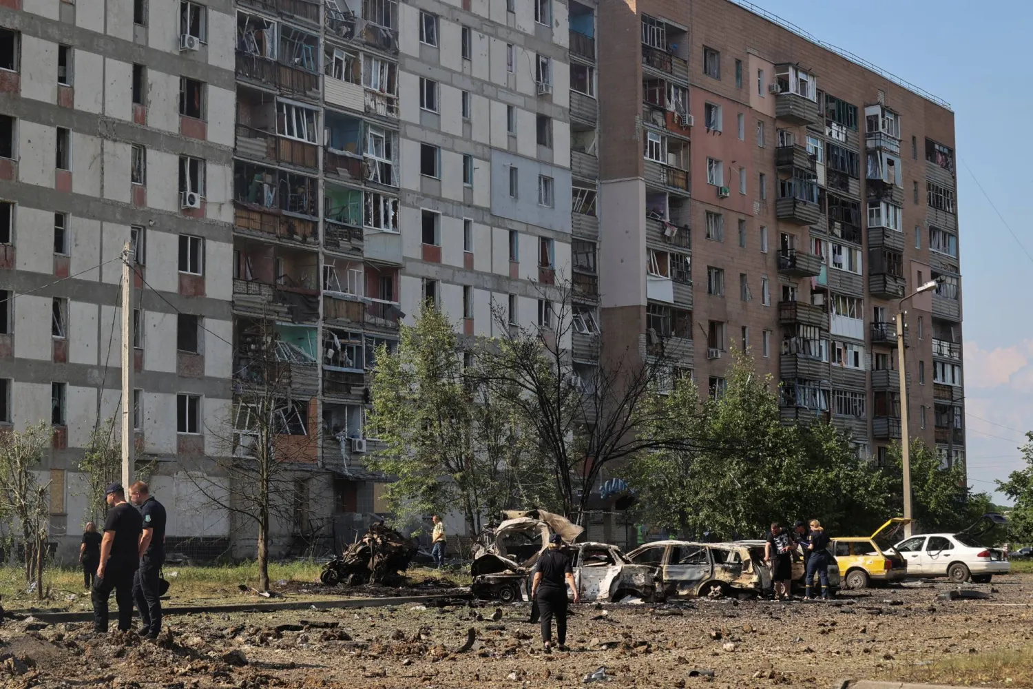 أشار مسؤولون إلى أن الضربة استهدفت موقفاً للسيارات خارج مبنى سكني في بلدة يقيم فيها نحو 28 ألف شخص في منطقة خاركيف (رويترز)