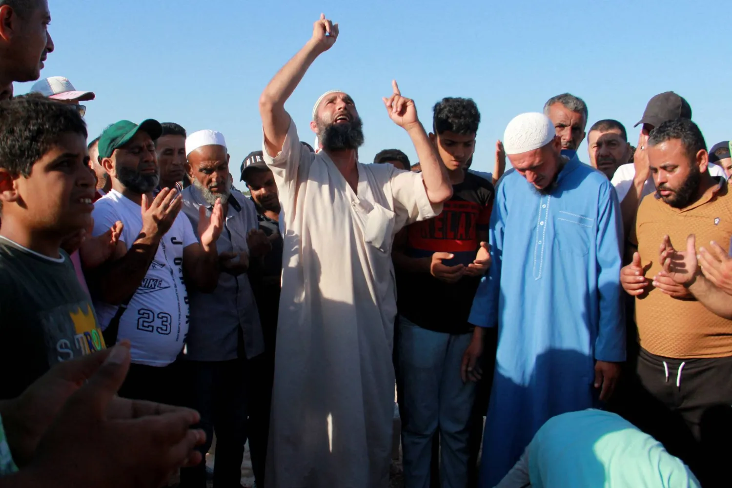 تونسيون خلال تشييع القتيل في صفاقس (أ.ف.ب)