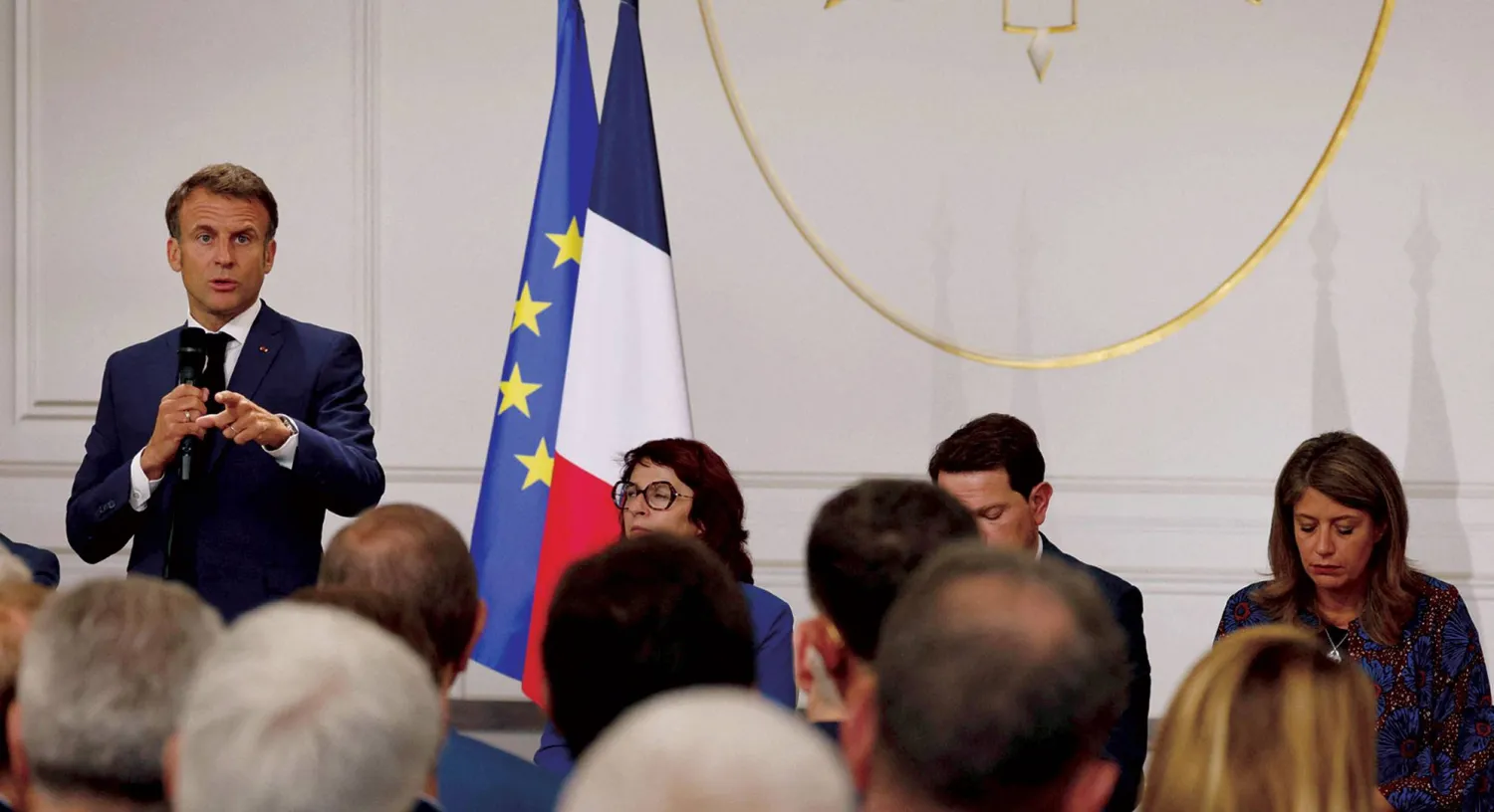 ماكرون يلقي كلمة خلال اللقاء مع رؤساء البلديات في «الإليزيه» أمس (أ.ف.ب)