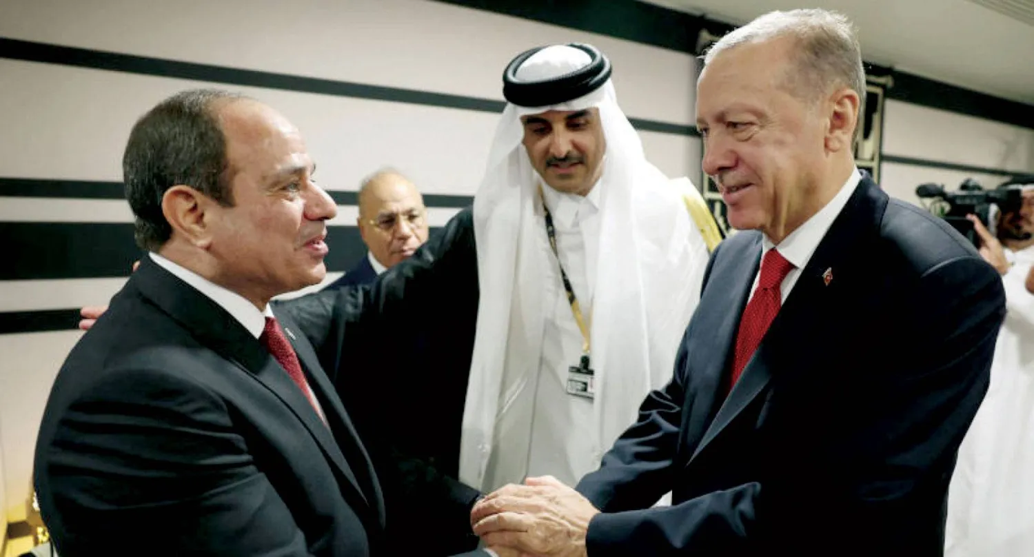  مصافحة إردوغان والسيسي بحضور أمير قطر على هامش افتتاح «مونديال قطر» (رويترز)
