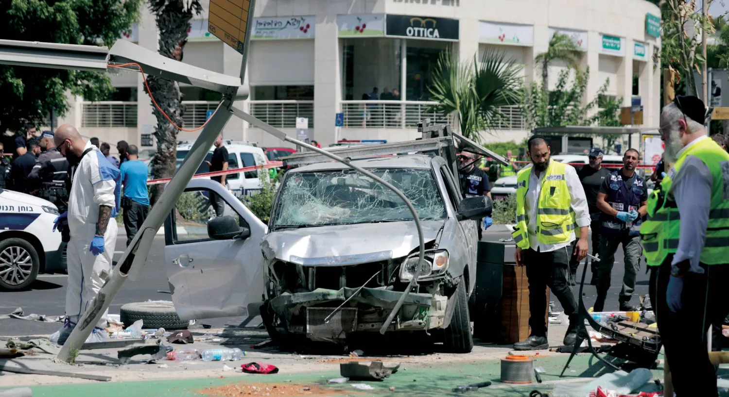 عناصر أمنية وطبية إسرائيلية في موقع الهجوم بتل أبيب أمس (إ.ب.أ)