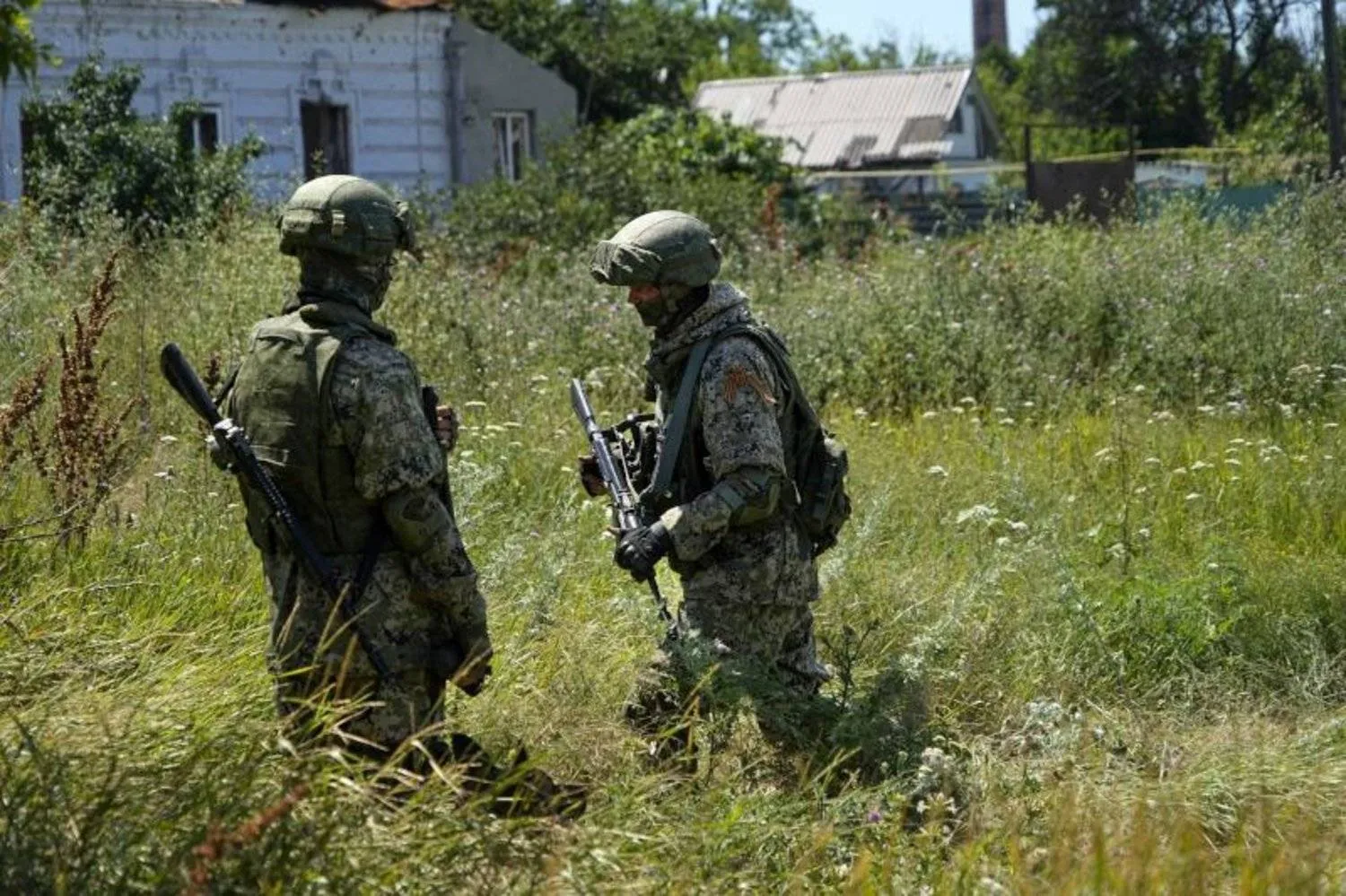 عنصران من الانفصاليين الموالين لموسكو بمنطقة دونيتسك (أ.ب)