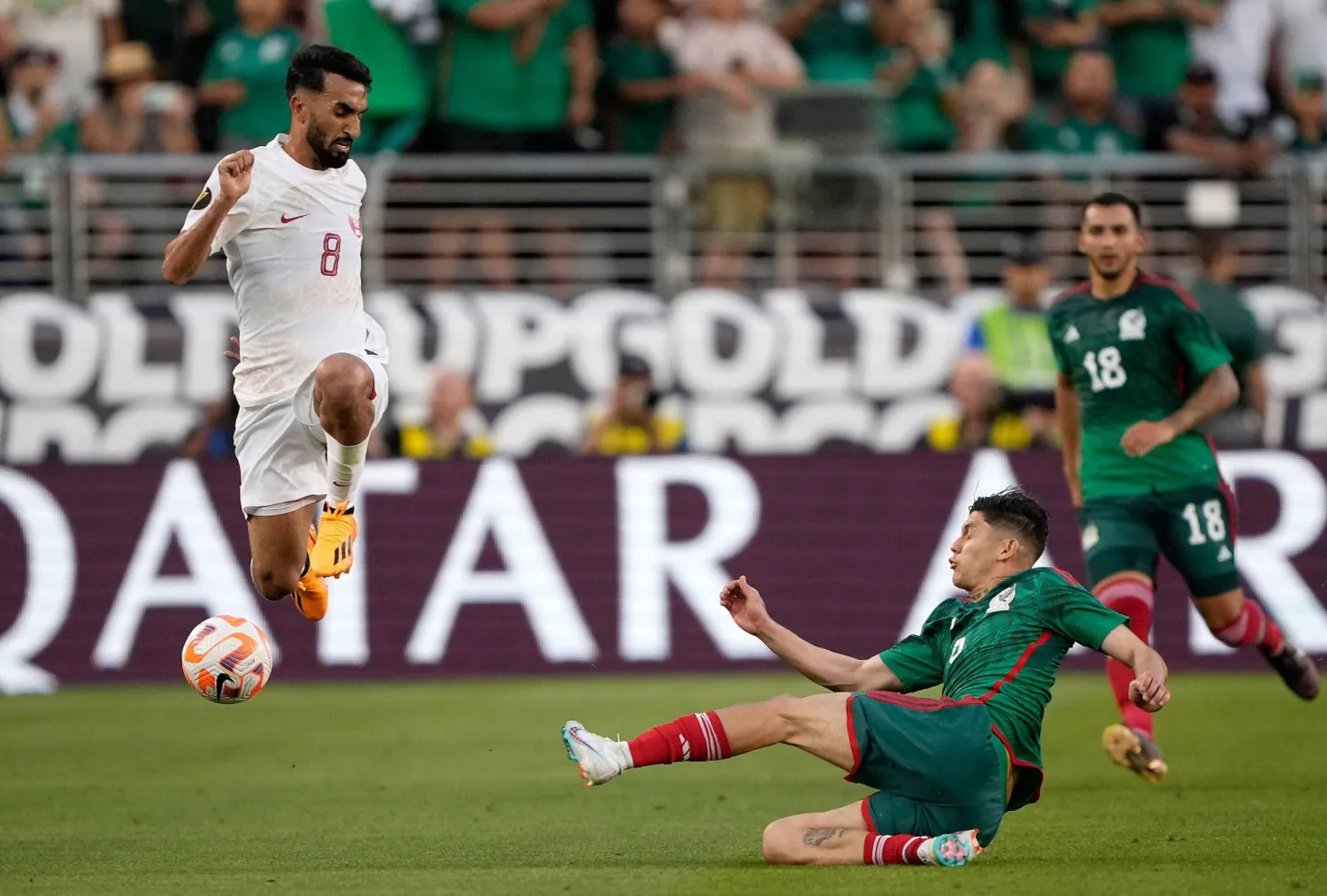 جانب من مواجهة قطر والمكسيك الأخيرة (أ.ف.ب)