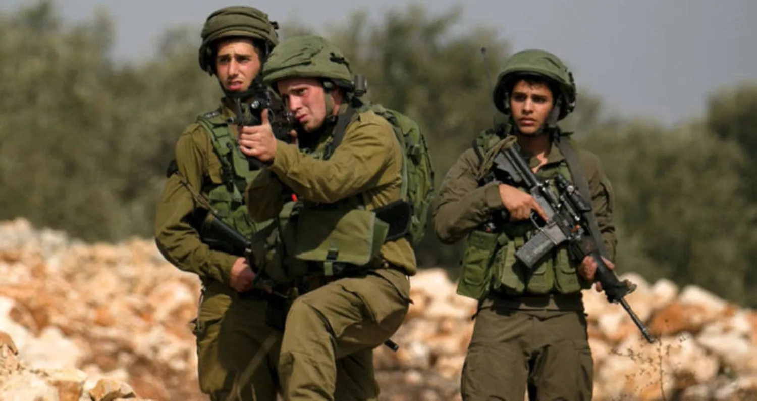 قوات أمن إسرائيلية في مواجهة مع متظاهرين فلسطينيين ضد الجدار قرب قرية كفر قدوم (أ.ف.ب)