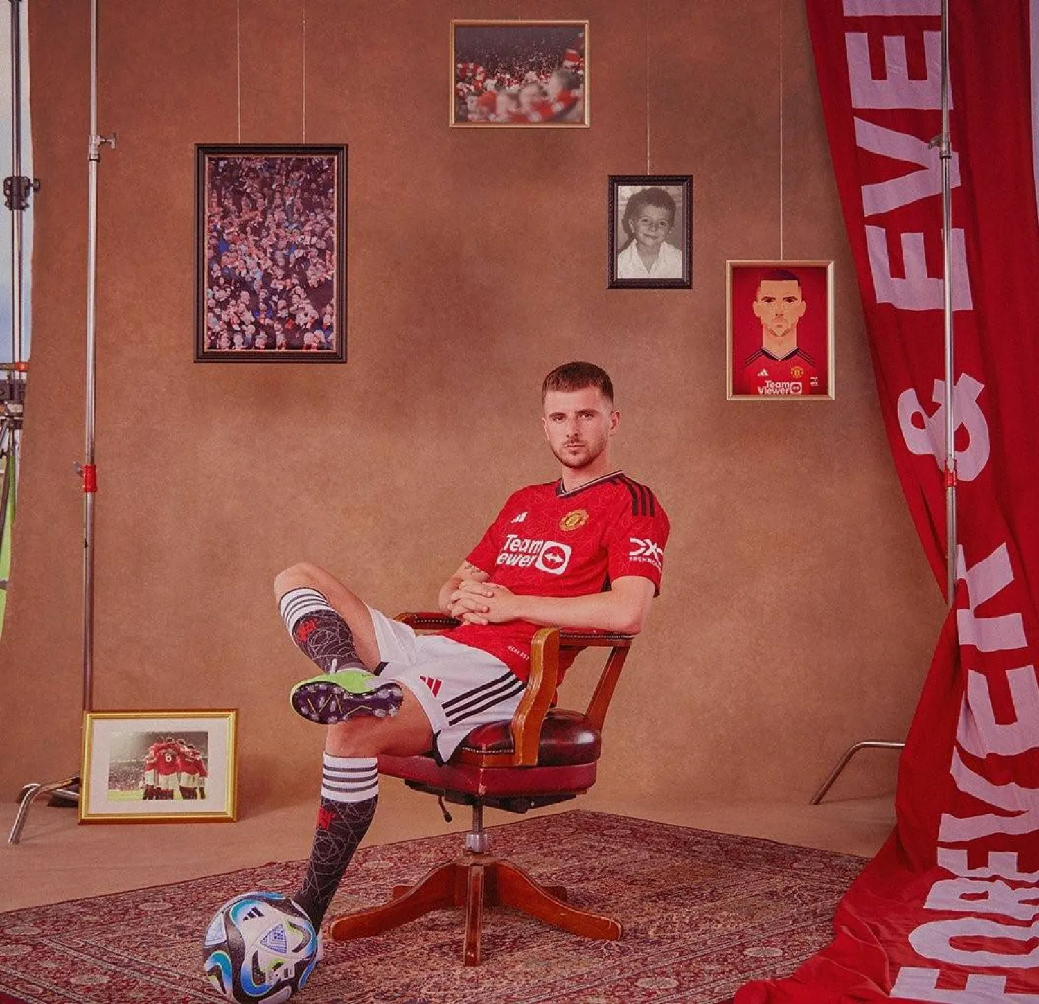 صورة لماونت خلال إعلان ناديه الجديد التعاقد معه (مانشستر يونايتد)