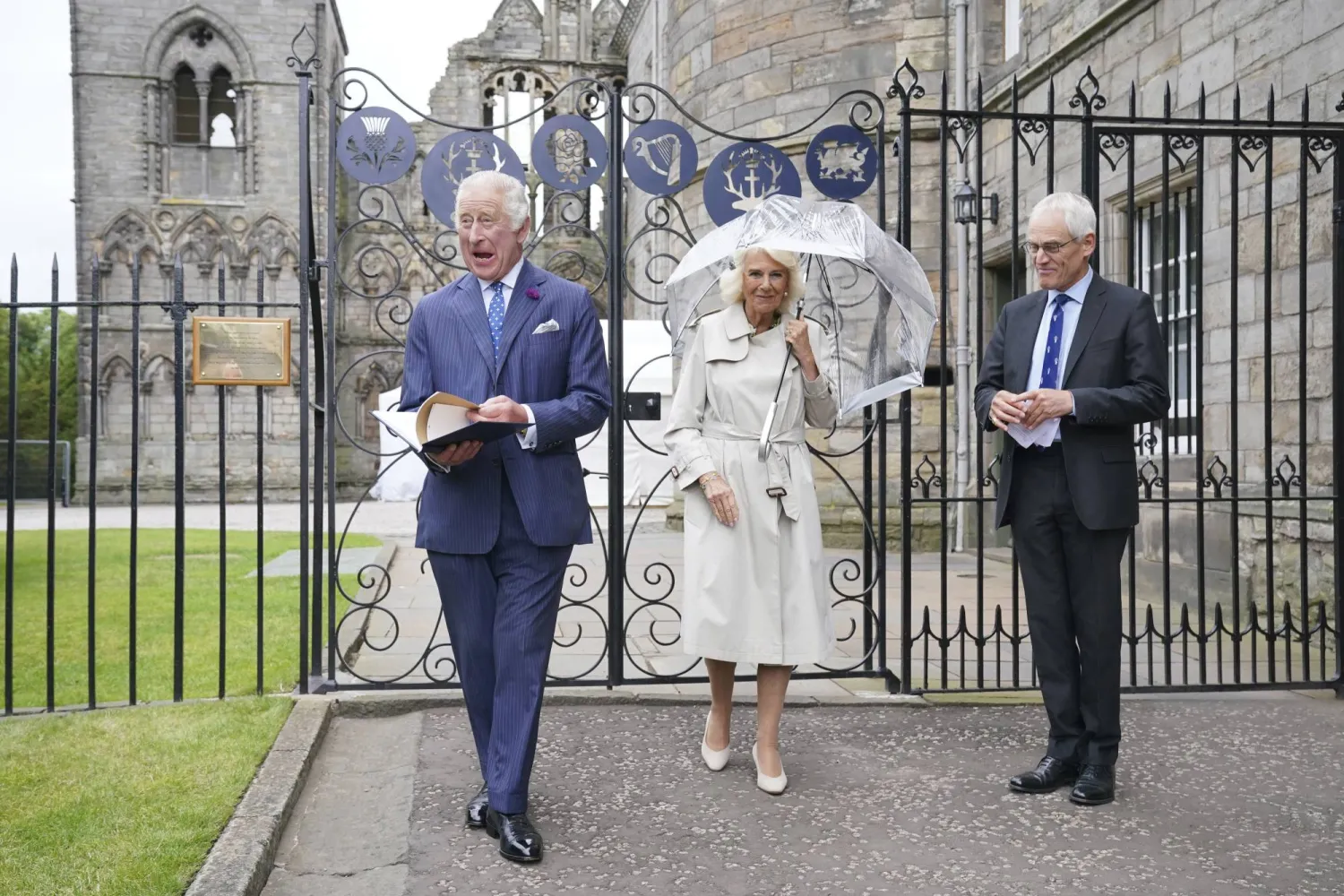 تشارلز وكاميلا أمام قصر هوليرود هاوس  في إدنبرة (أ.ب)