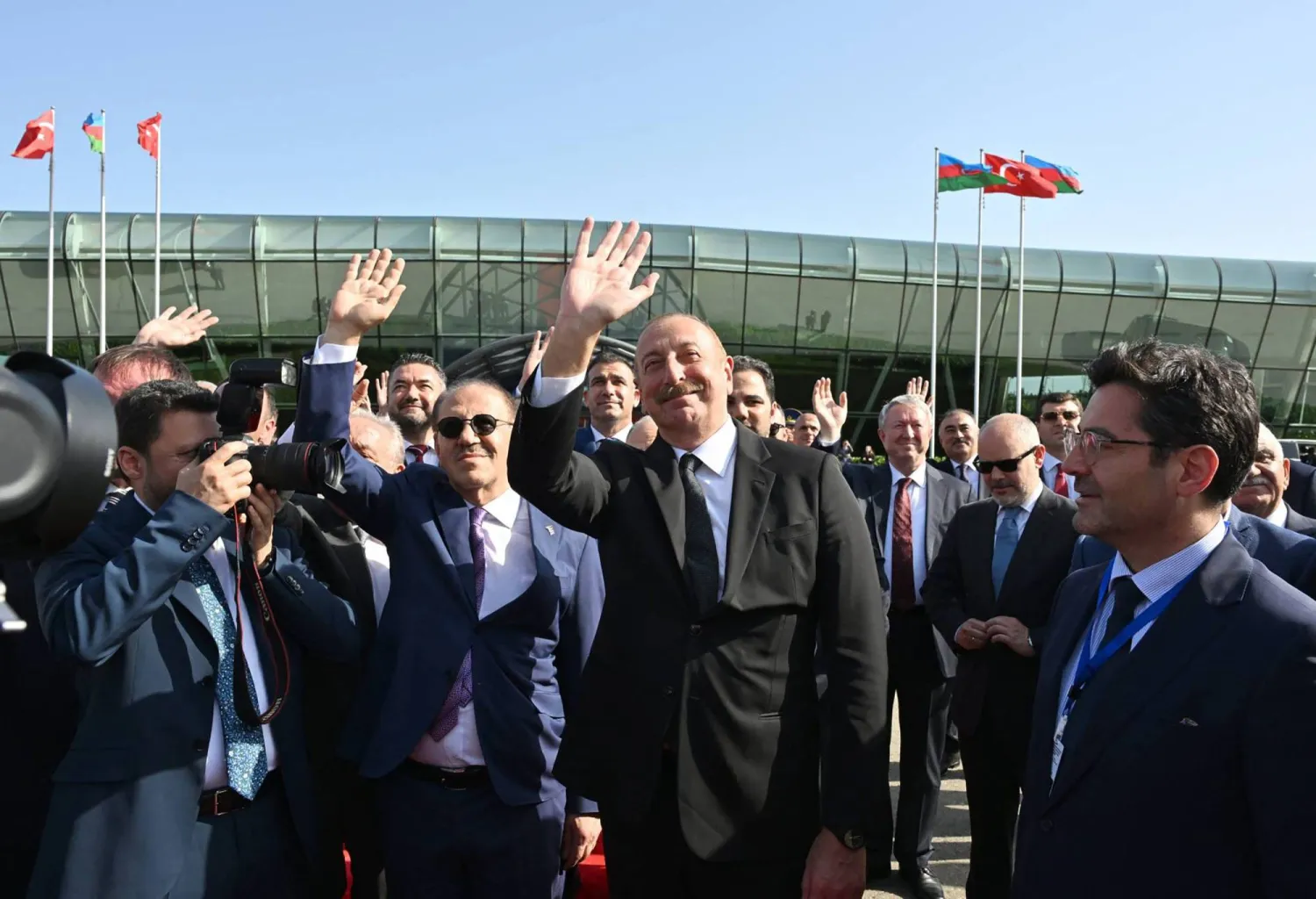 إلهام علييف لدى توديعه الرئيس التركي في مطار باكو في 13 يونيو (أ.ف.ب)