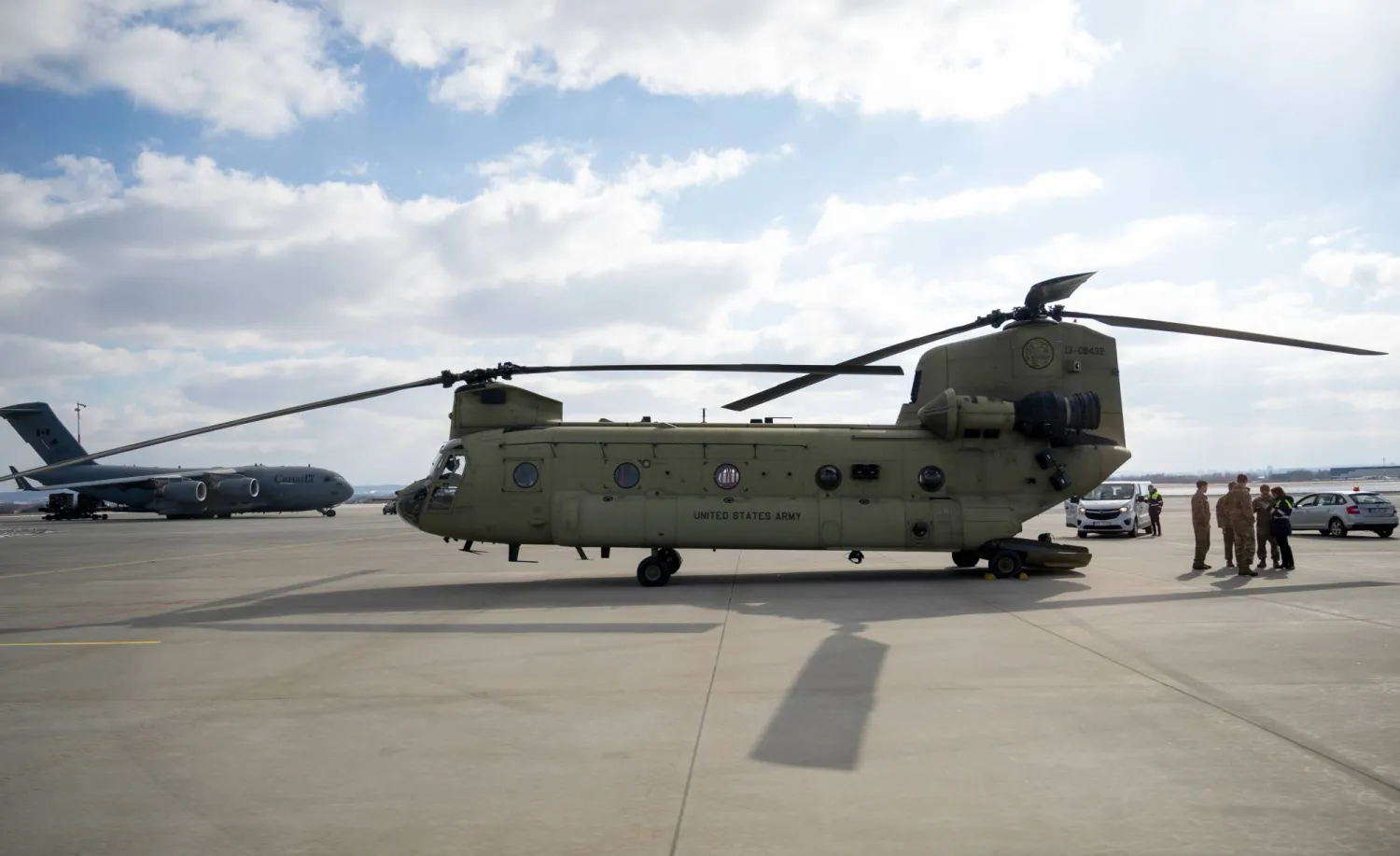 مروحية شينوك تابعة للجيش الأميركي في مطار بولندي (د.ب.أ)