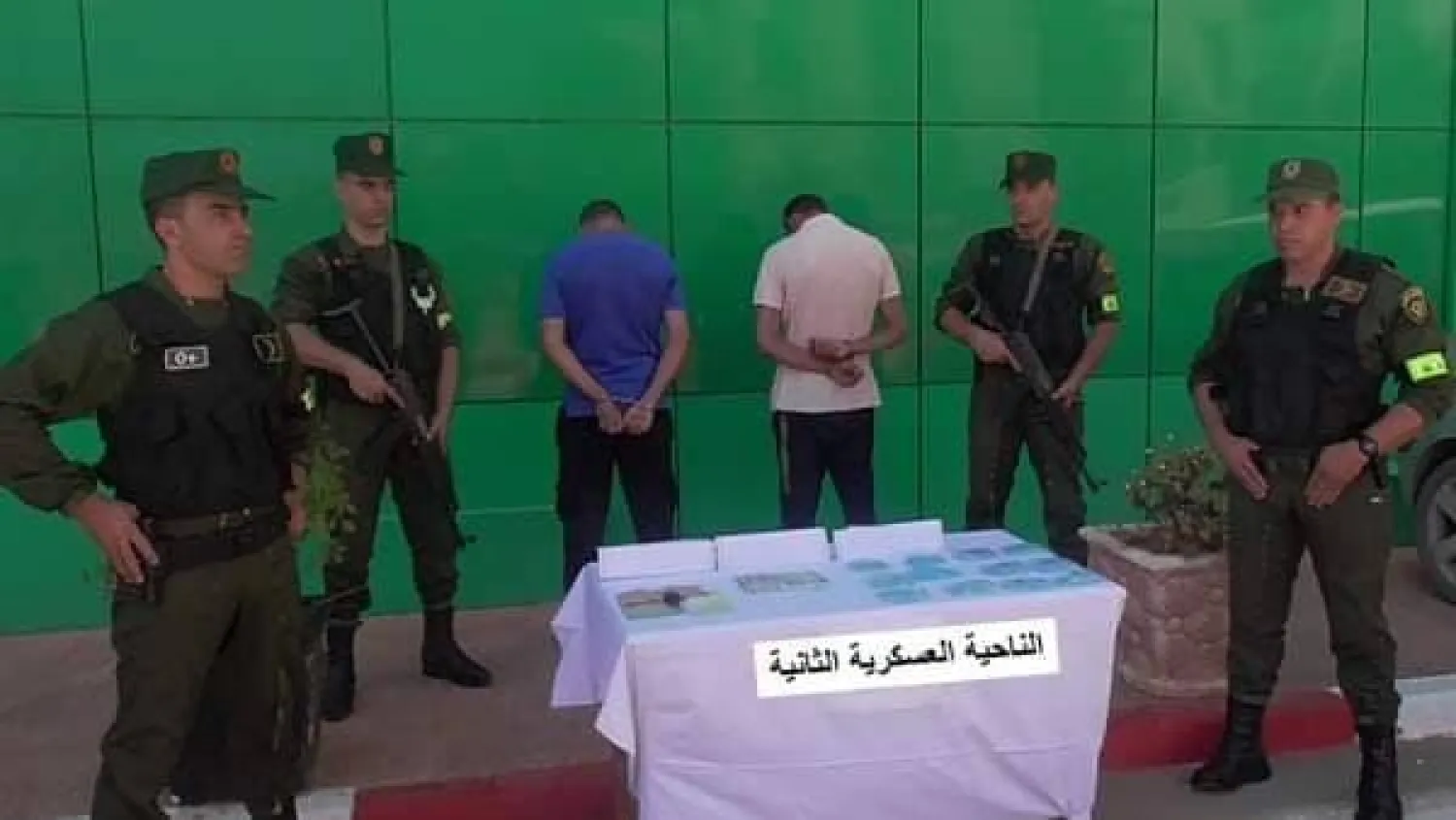 صورة وزعتها وزارة الدفاع الجزائرية لموقوفين