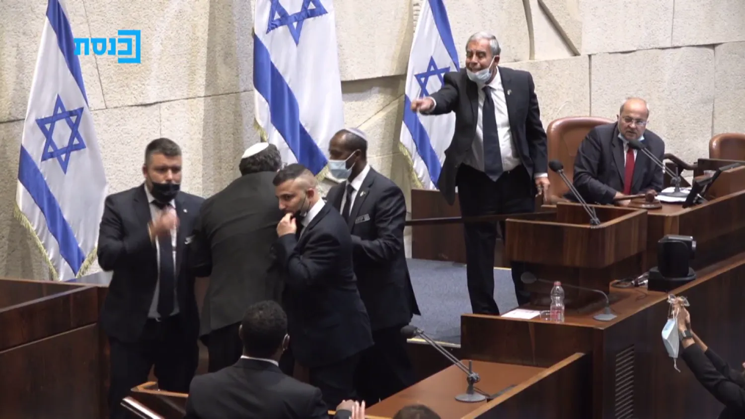 رجال الأمن في الكنيست لدى إخراج بن غفير والطيبي رئيسا للجلسة (مكتب الطيبي)