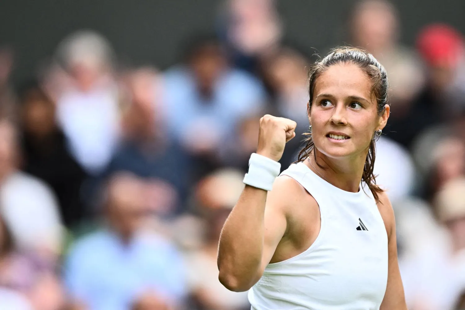 النجمة الروسية تحتفل بالفوز والتأهل (أ.ف.ب)