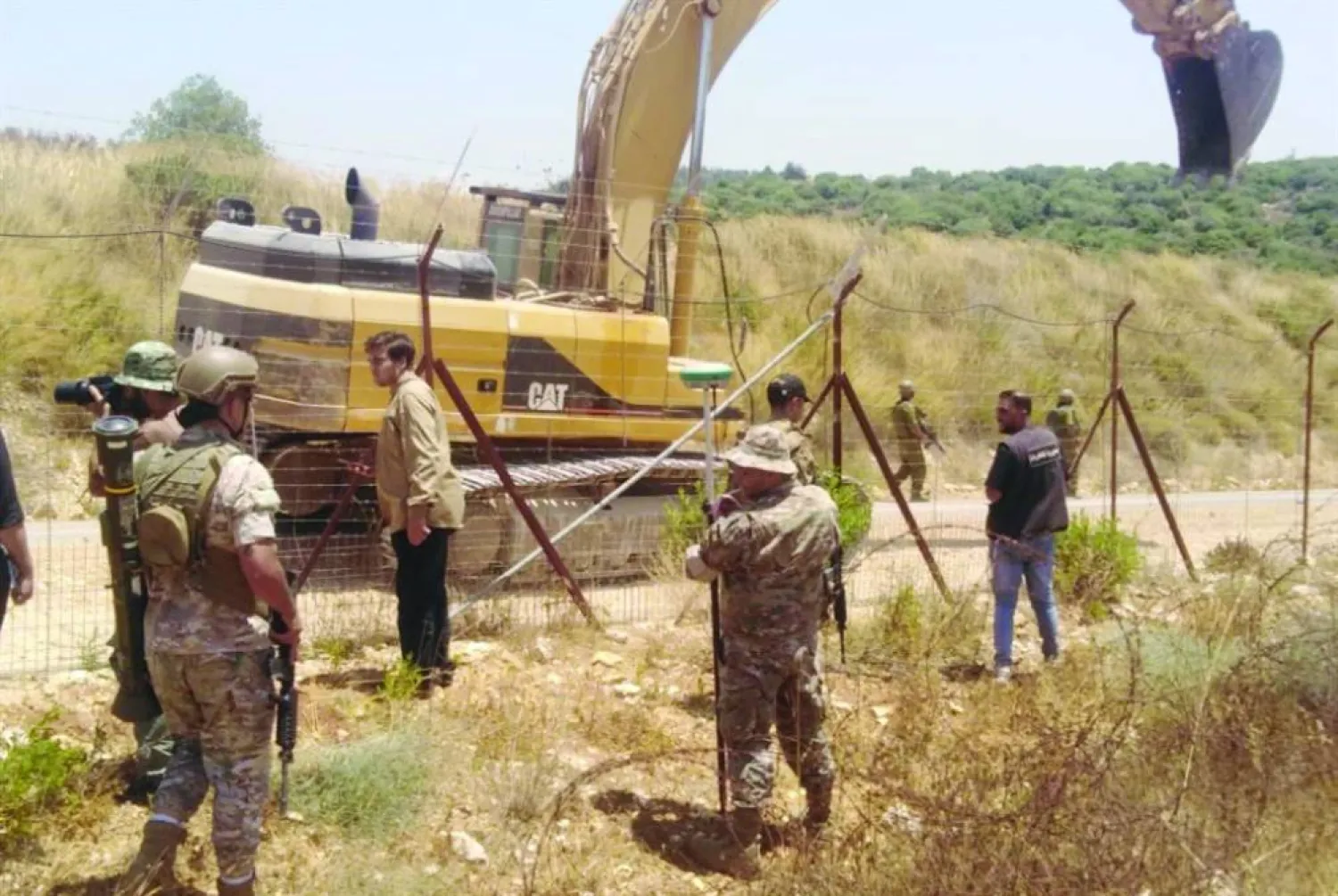 جنود لبنانيون ومواطنون في مواجهة الجرافة الإسرائيلية (عن مواقع التواصل)