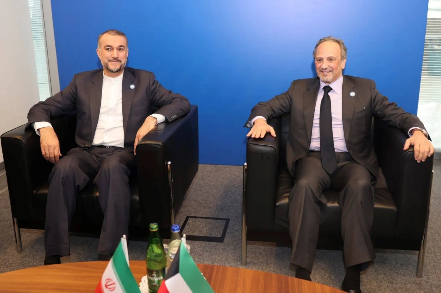 وزير الخارجية الكويتي الشيخ سالم عبد الله الجابر الصباح خلال لقائه الأربعاء وزير الخارجية الإيراني حسين أمير عبداللهيان على هامش الاجتماع الوزاري لحركة عدم الانحياز في العاصمة الأذربيجانية باكو (الصورة من وزارة الخارجية الكويتية)