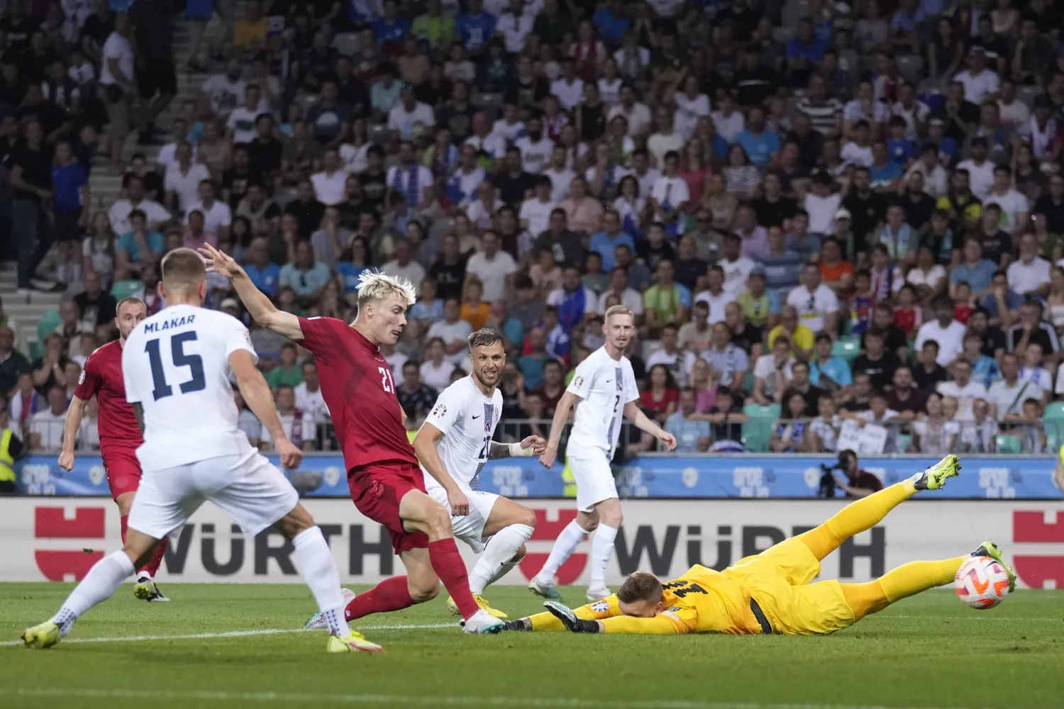 هويلوند يهز شباك سلوفينيا بتصفيات بطولة أوروبا في الشهر الماضي (أ.ب)