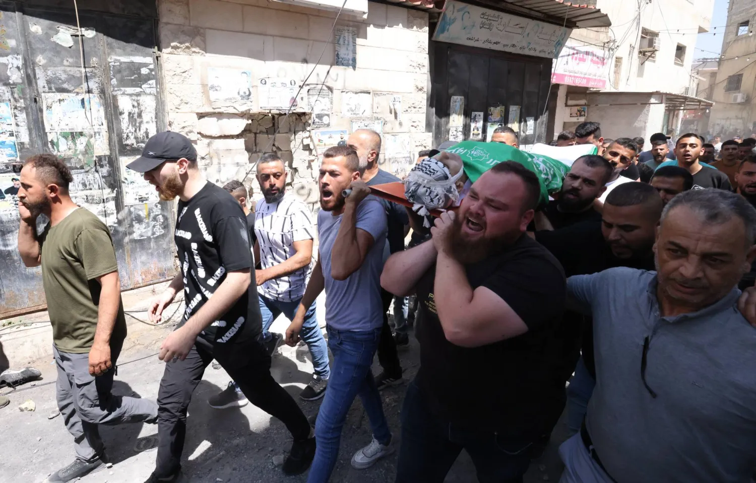 تشييع جثمان فلسطيني قُتل في العملية العسكرية الإسرائيلية في جنين بالضفة الغربية (إ.ب.أ)
