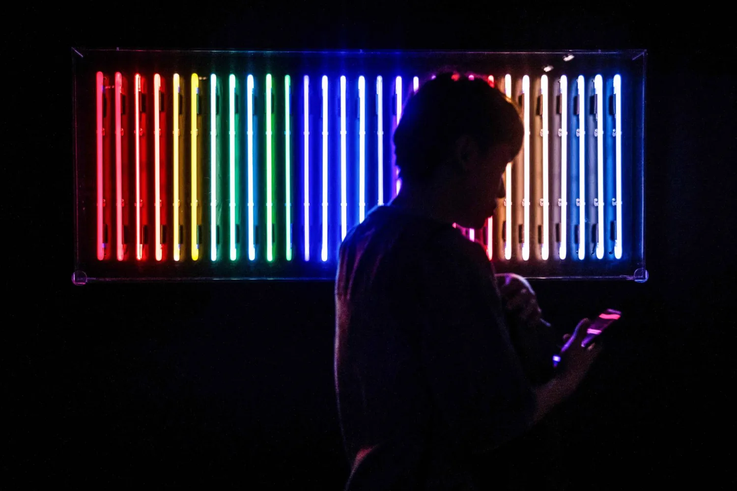 الباحثون يحثون على إطلاق برنامج لمساعدة الشباب في التعامل مع الضغوط الأكاديمية (أ.ف.ب)