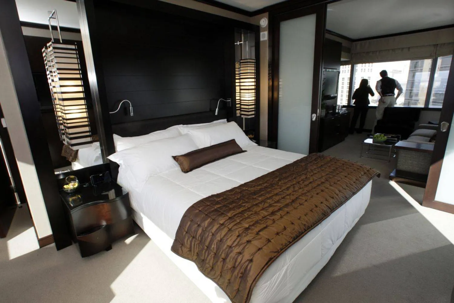 الملاءات وأكياس الوسائد غير النظيفة قد تتسبب في إصابة الأشخاص بمشكلات صحية خطرة (رويترز)